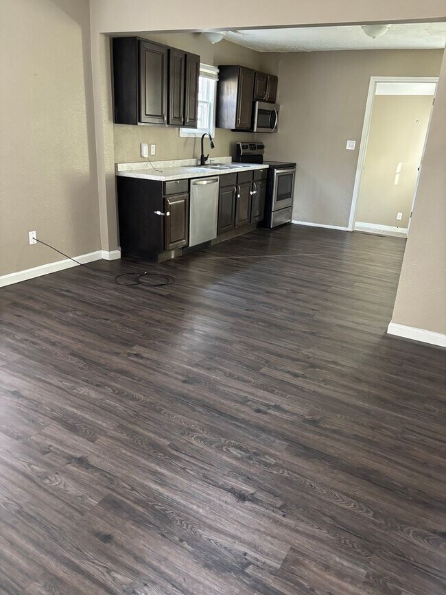 Foto del edificio - “Move-In Ready 2-Bedroom with Expansive Privacy Yard”