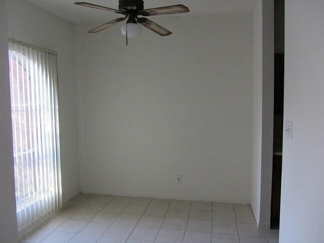 Foto del edificio - 6500 Harbor Town Dr