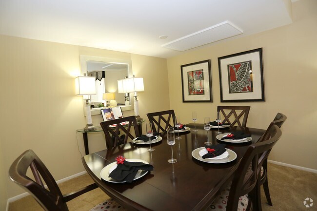 3 1212 SF-Dining área de la habitación - Howard Hills Townhomes