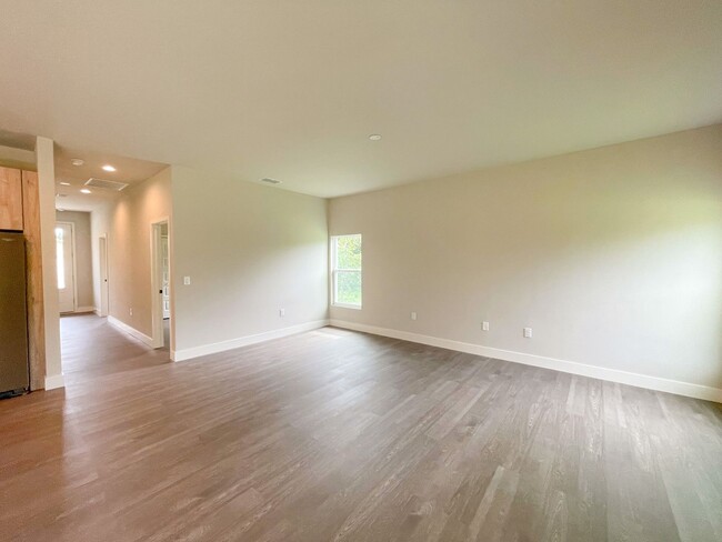 Building Photo - Available NOW! Adorable 4 Bedroom, 2 Bathr...