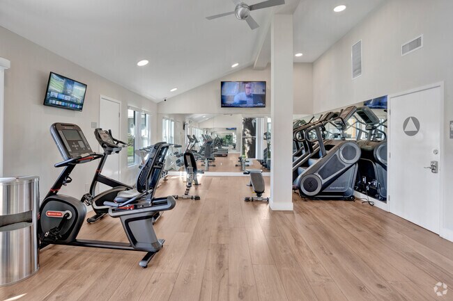 Gimnasio - Upland Village Green