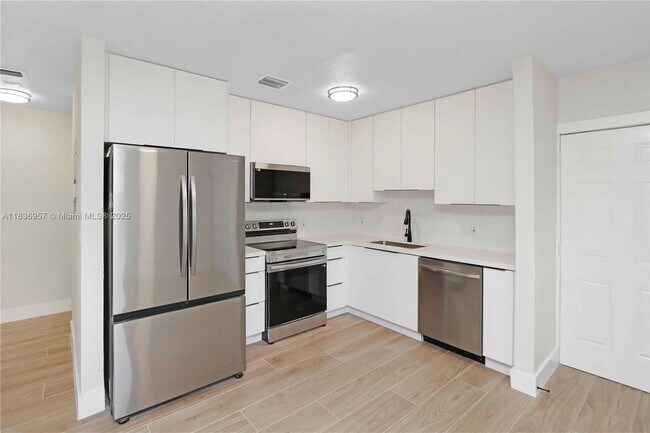 Building Photo - 990 NE 159th St