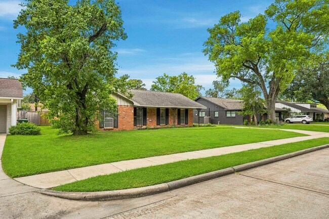 Foto del edificio - 10503 Shadow Wood Dr