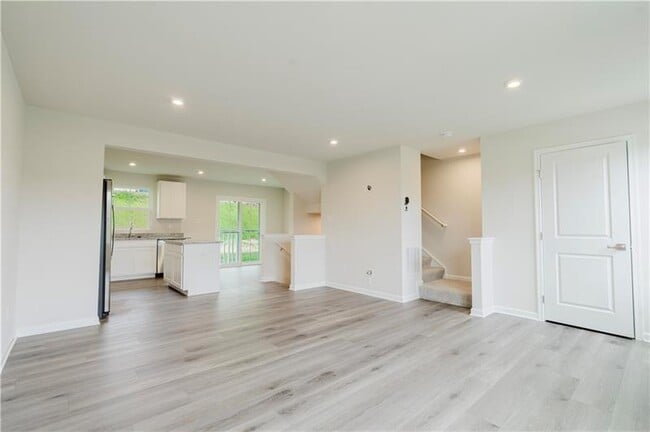 Building Photo - 159 White Oak Dr