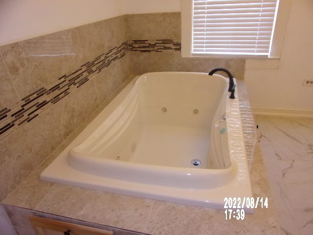 Jacuzzi Tub - 1022 Fifth St