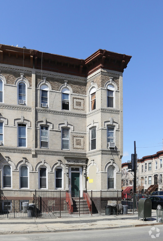 Building Photo - 82 Saratoga Ave