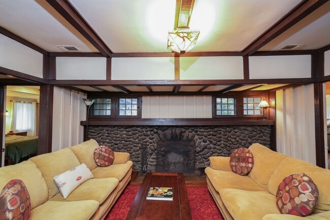 Building Photo - COMING SOON!!! BEAUTIFUL HISTORIC HOME LOC...
