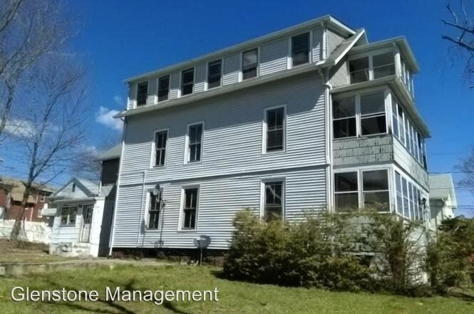 Primary Photo - 131 Oak St