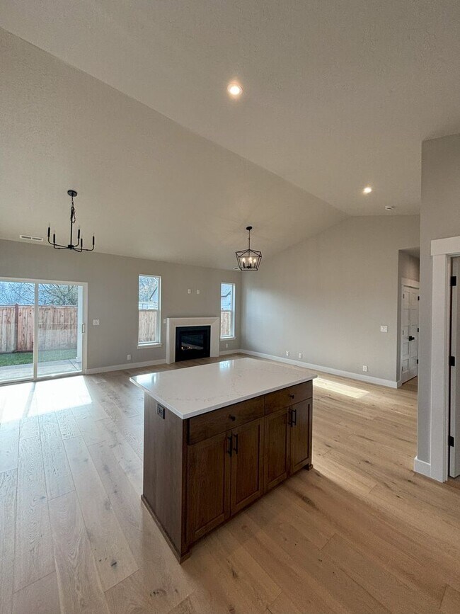 Foto del edificio - Gorgeous Built 3 Bed/ 2 Full Bath Home clo...