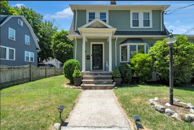 Photo - 184 William St House