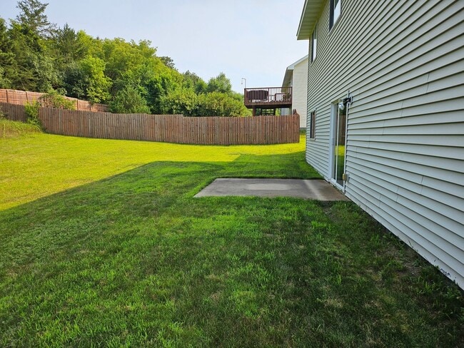 Building Photo - 5 bed 3 bath house for rent