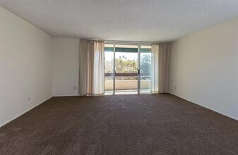 Building Photo - 6333 La Jolla Blvd