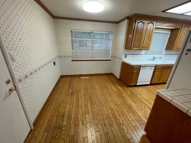 Foto del edificio - $3195 / 3 BR 2 BTH- Best deal for a 3-bedr...