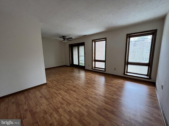 Foto del edificio - 23243 Rosewood Ct