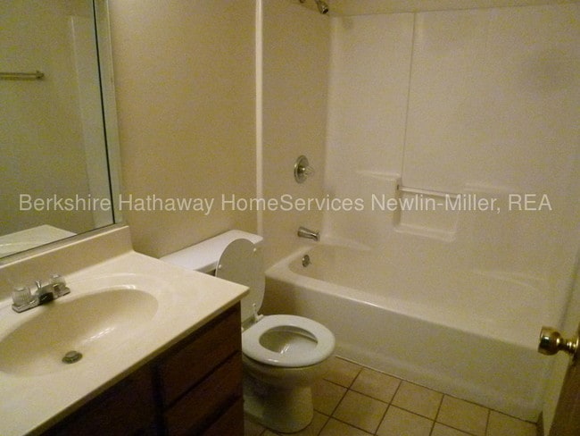 Building Photo - 2 Bedroom Duplex- Pets Welcome!*