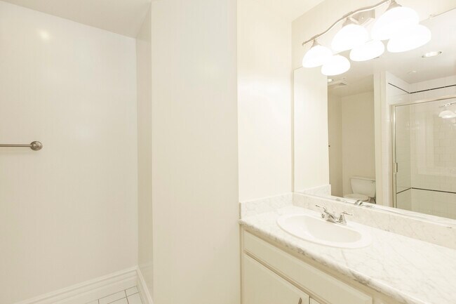 Foto del edificio - 10355 Riverside Dr