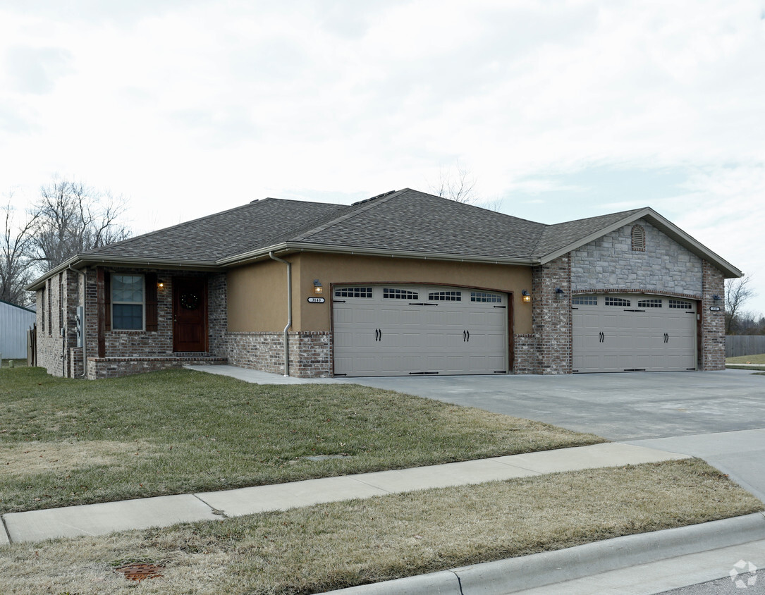 Building Photo - Golden Avenue Estates