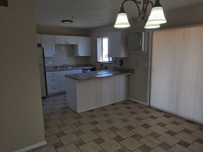 Foto del edificio - Quaint 3 bedroom Ranch Style Home Available!