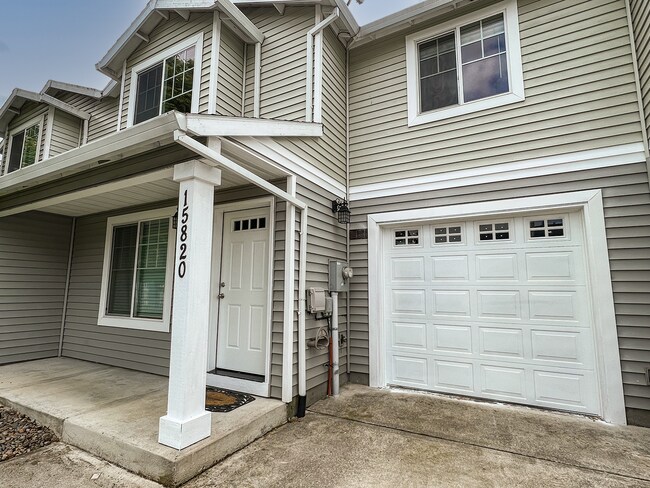 Foto del edificio - Spacious 4-Bedroom Townhome with Modern Fe...