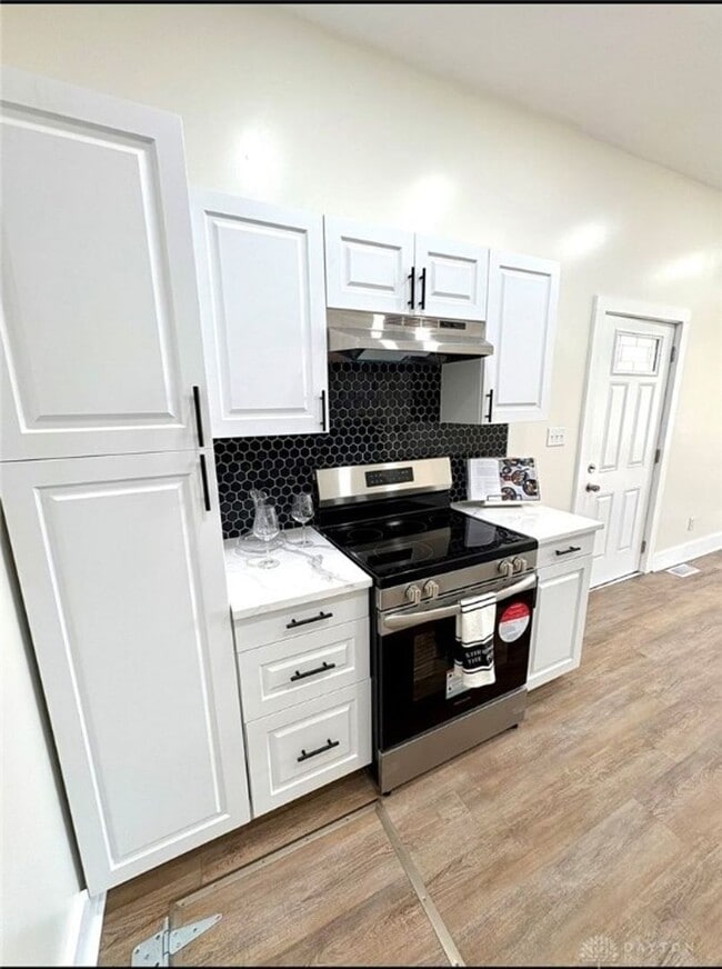 Building Photo - Completely updated bungalow in Historic So...