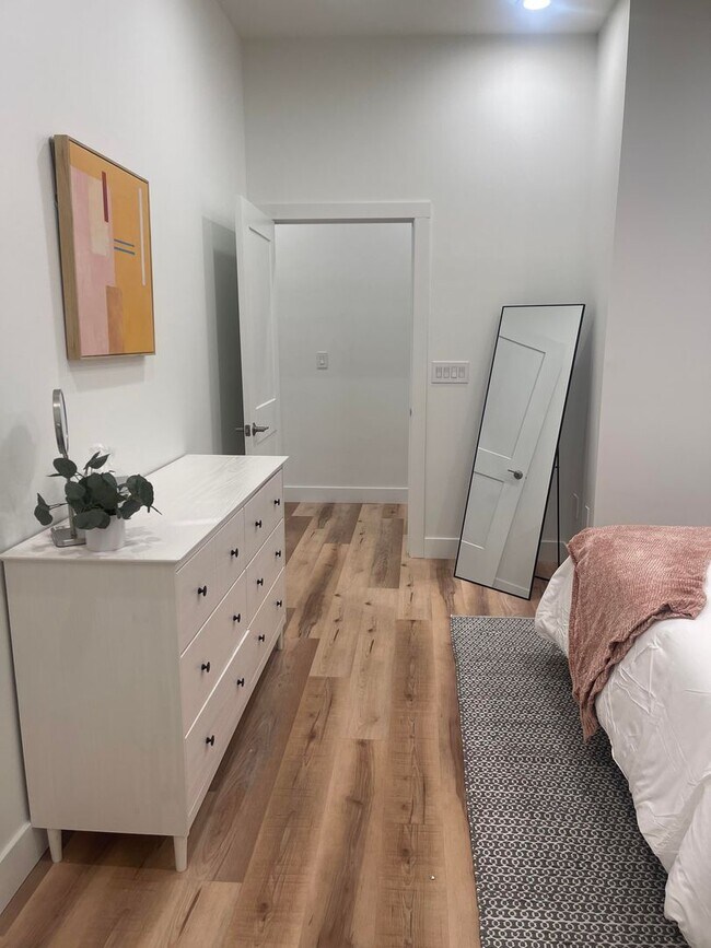 Foto del edificio - **  AVAILABLE AUGUST 2026  **  Beautiful Downtown Apartment with Private Rooftop Deck  Call to in...