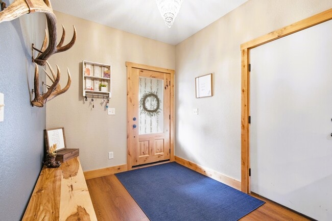 Building Photo - 27660 Pine Dr