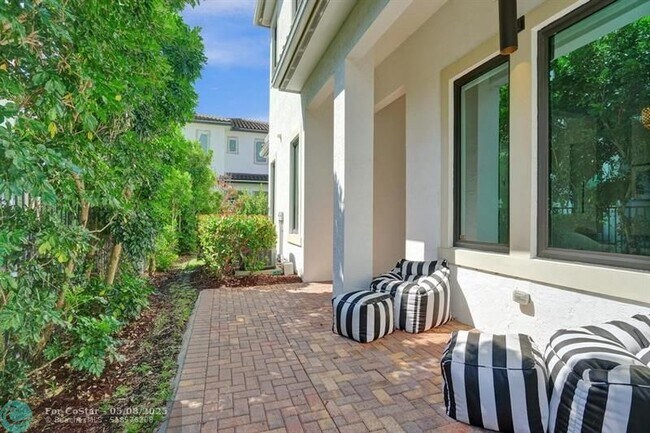 Foto del edificio - 3460 Emerson Ln