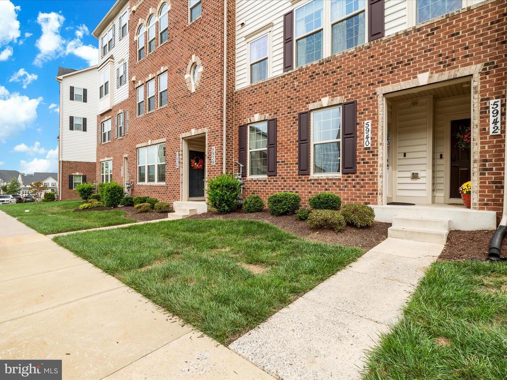 Primary Photo - 5940 Etterbeek St