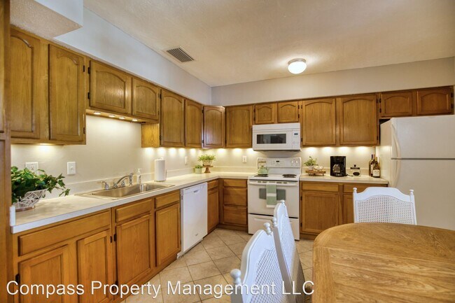 Building Photo - 2 br, 1.5 bath House - 380 Base Ave E #202
