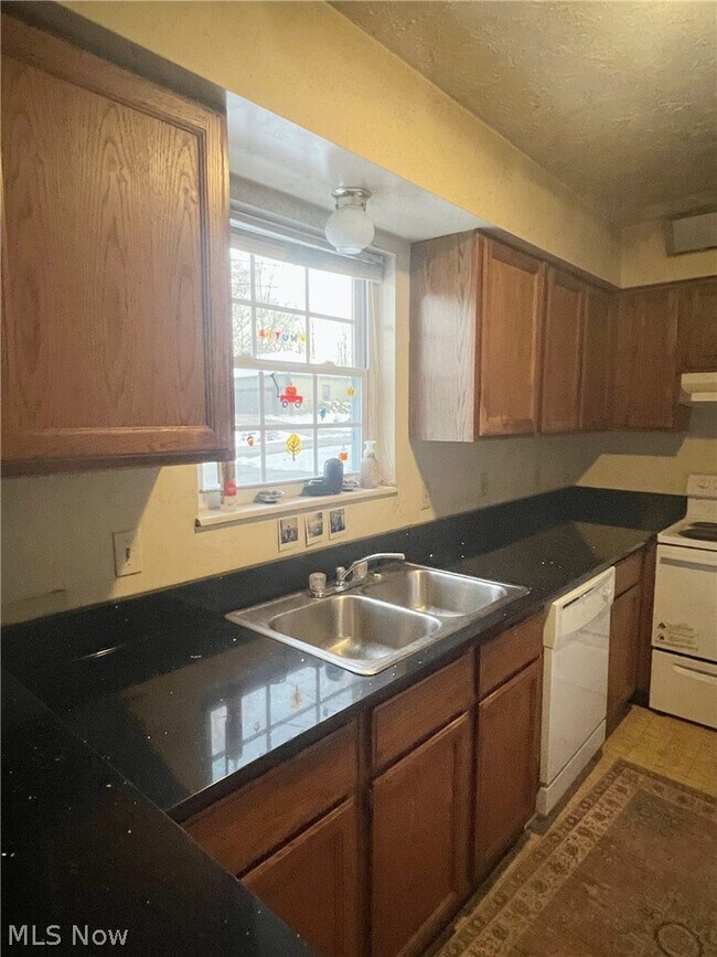 Building Photo - 6253 3rd Ave