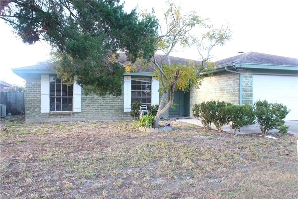 Foto principal - Nice 4 bdrm home in Flour Bluff area