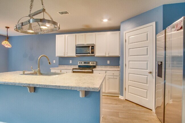 Foto del edificio - Season’s Savings! Spacious 5BR Near NAS – ...