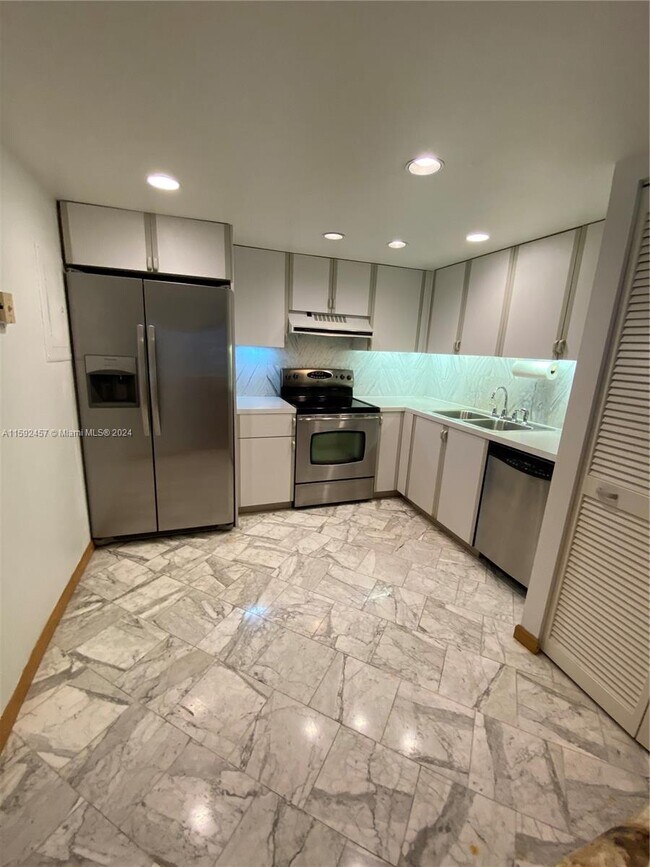 Building Photo - 1450 Brickell Bay Dr