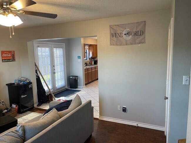Foto del edificio - AUGUST PRE-LEASE!!!  Spacious 3 Bedroom 3 ...