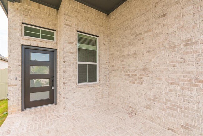 Building Photo - 10726 Pine Pink