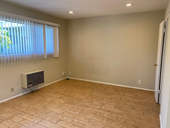 Building Photo - 220 W Spazier Ave