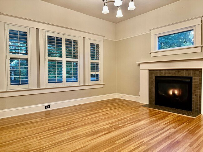 Building Photo - Beautiful 4 Bedroom Home Just Two Blocks f...