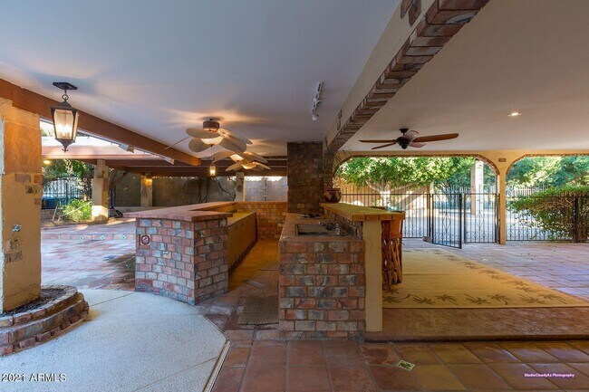 Building Photo - 3844 E Vineyard Rd