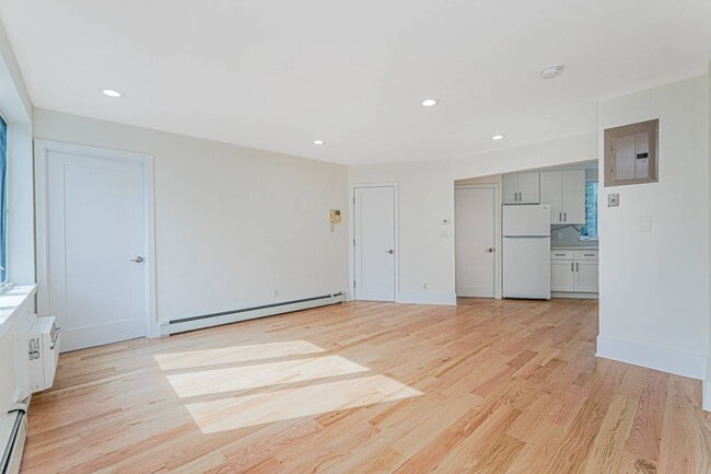 Building Photo - 2022 E 53rd St