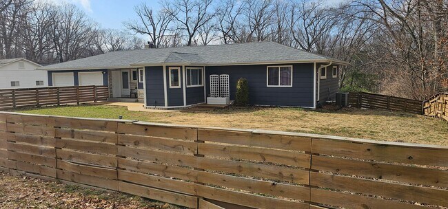 Foto del edificio - 2513 Hillcrest Dr