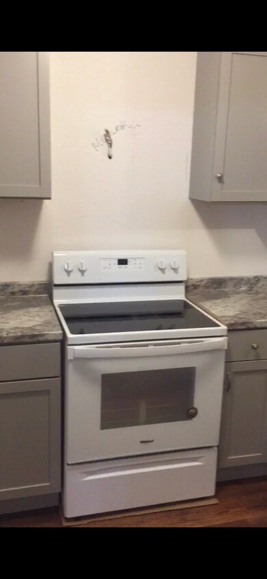 Foto principal - 1307 East Ave H