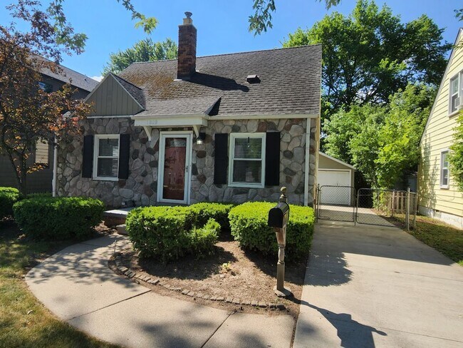Building Photo - Updated Birmingham bungalow 3 bed 2 bath
