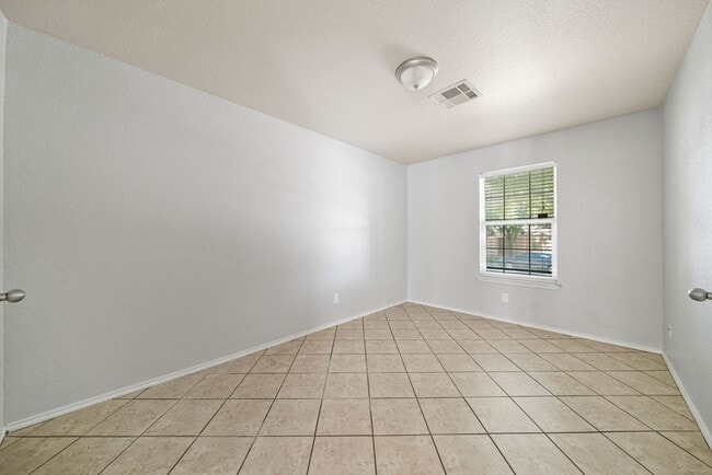 Building Photo - 3 Bedroom/2 Bath Shadow Mist Subdivision
