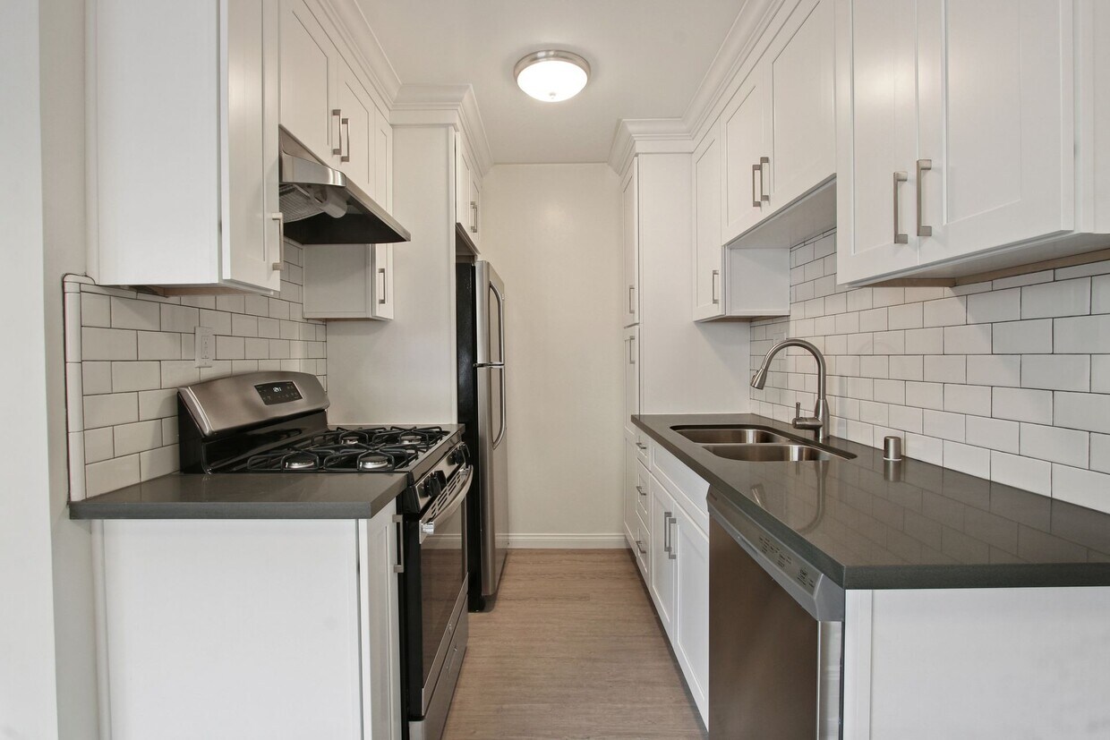 Building Photo - 848 7th Street in Santa Monica - steps to Montana Ave!