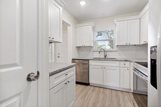 Foto del edificio - Waterfront Townhome Living!