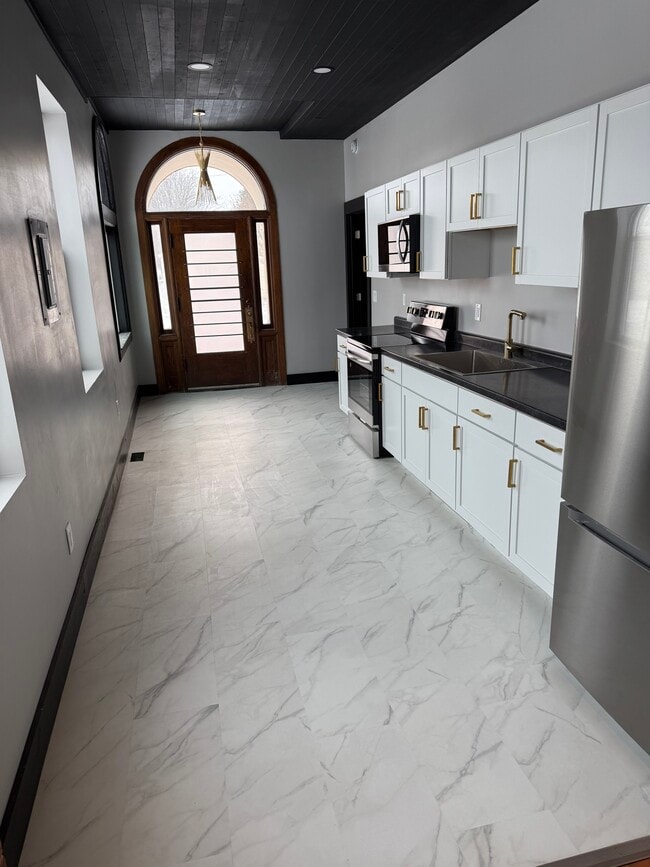 Building Photo - 132 E Maple Ave