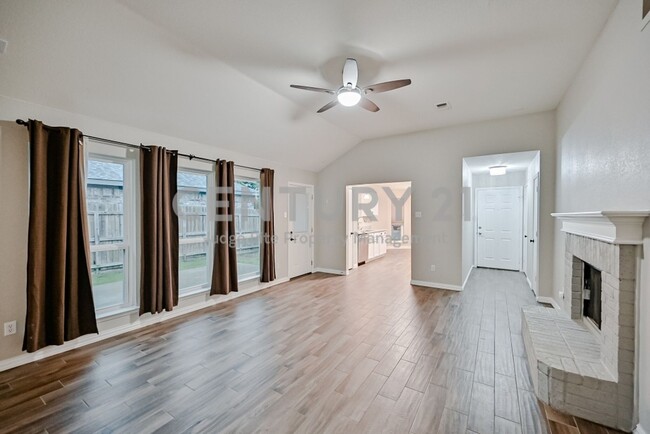 Foto del edificio - Well Maintained and Tastefully Updated 3/2...