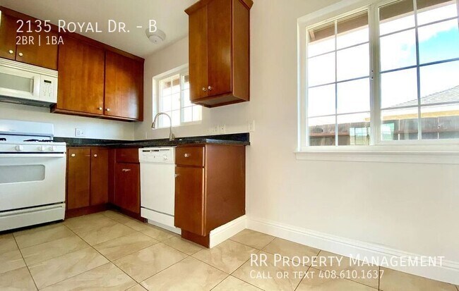 Building Photo - 2135 Royal Dr