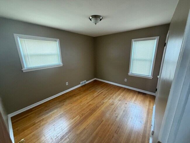 Foto del edificio - 3 Bedroom, 1 Bath Bungalow Style Home Move-In Ready!