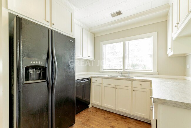 Building Photo - $500 off first month or Amazon Gift Card b...